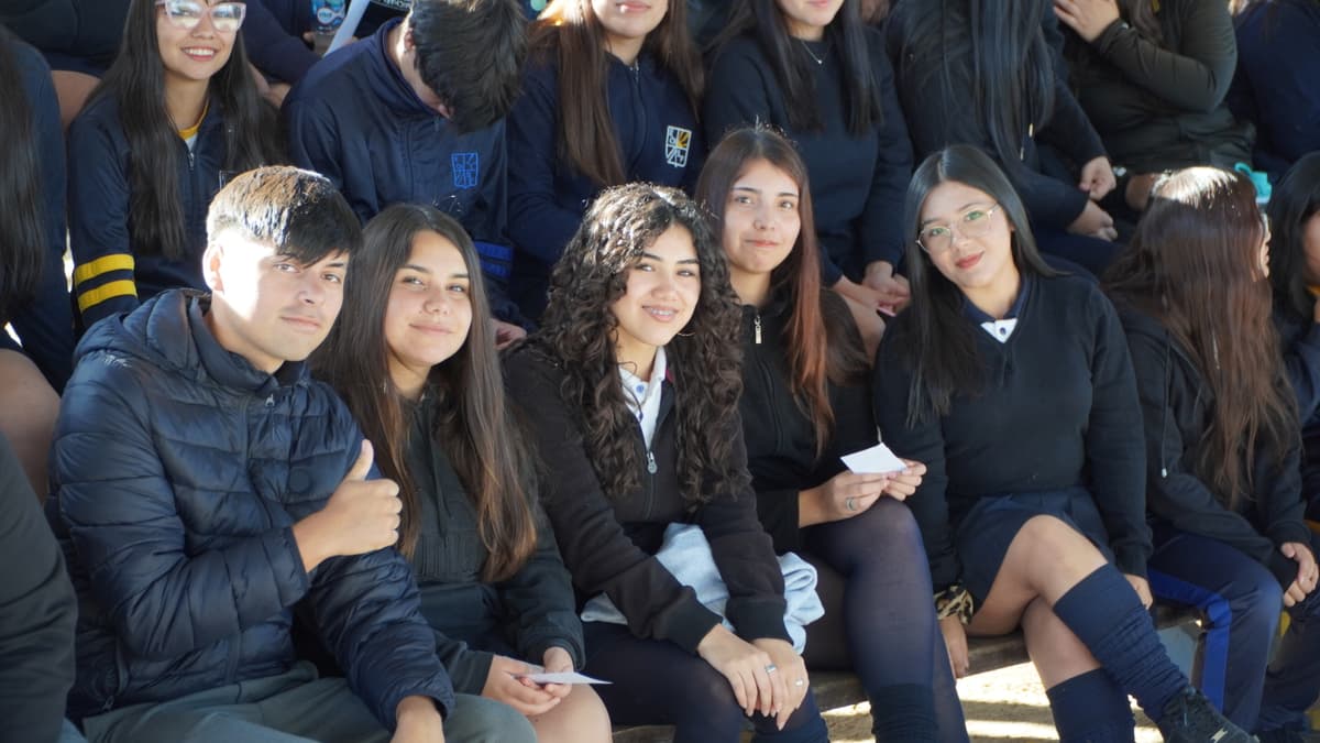 Estudiantes participando en jornada de inclusión