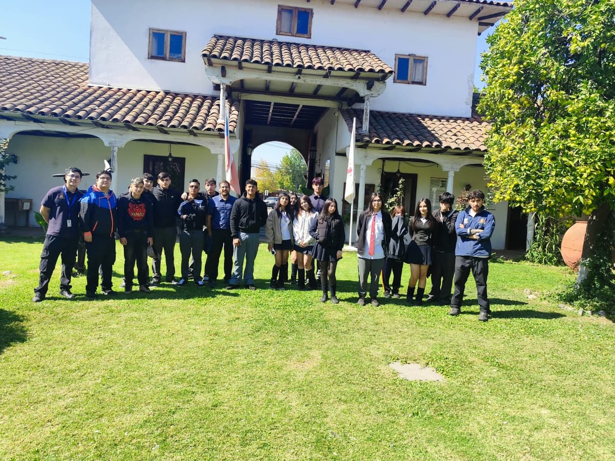 Estudiantes de Turismo del Liceo Eduardo Charme visitan el Museo Lircunlauta en San Fernando