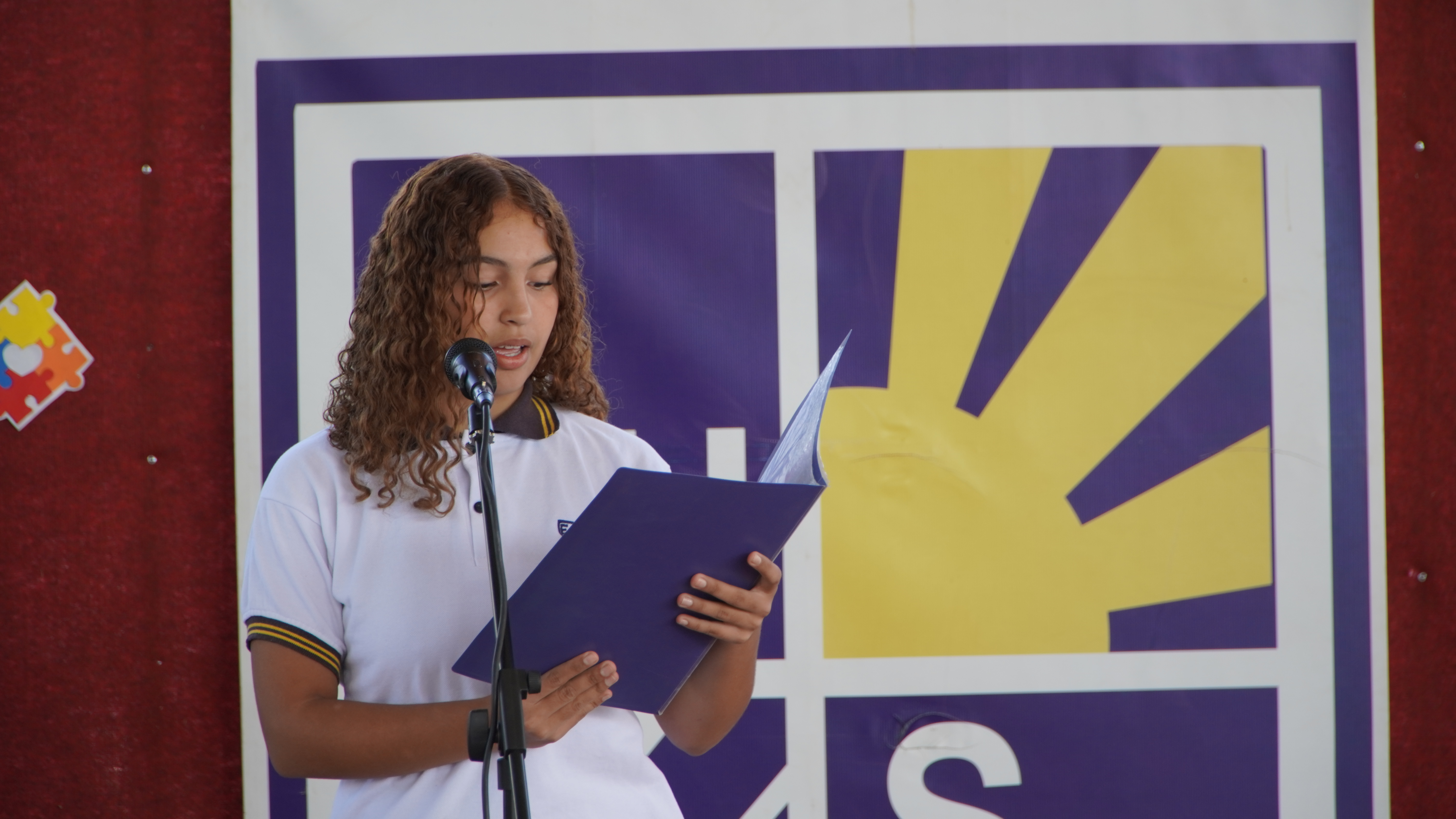 Comunidad educativa en acto de no discriminación